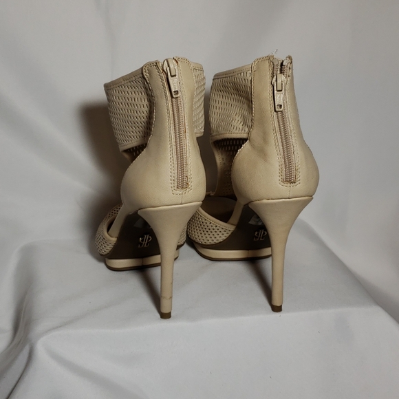 Jennifer Lopez 4" heels - Picture 3 of 4